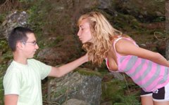 乳首･乳輪が見えてんのに喜んで胸チラしてくれてる外国人美少女たちの胸チラ写真36枚！